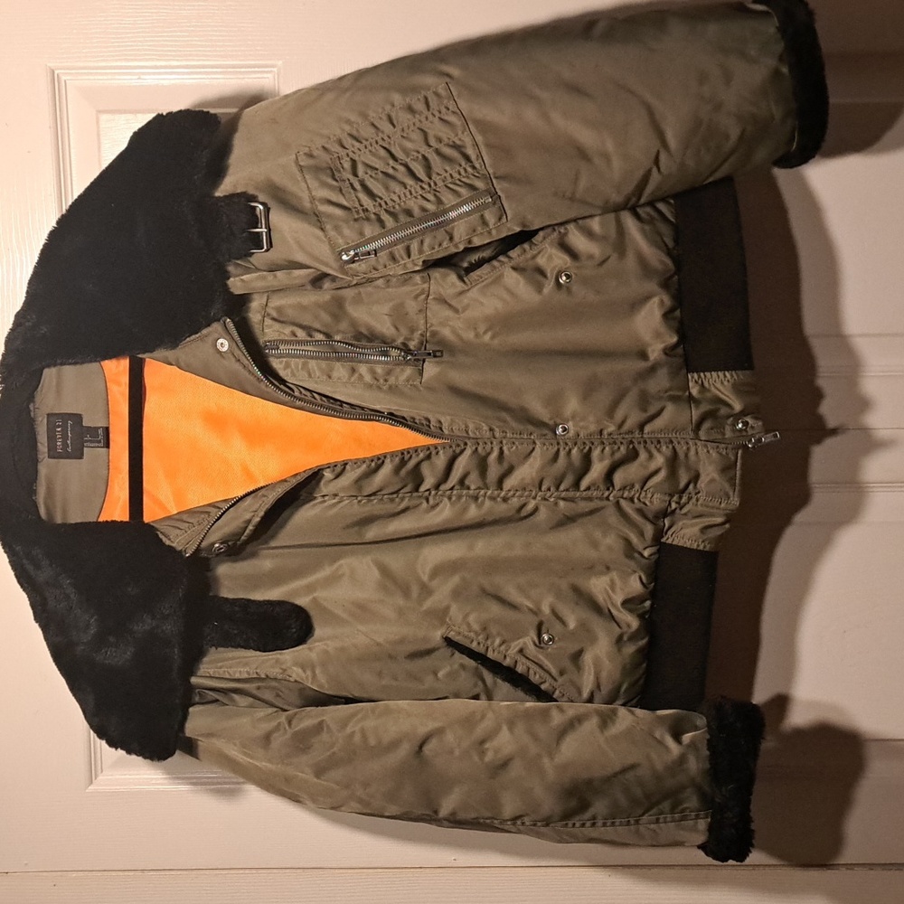 🪖Forever21-Army green bomber style woman's jacket Super stylish & warm 4 winter
